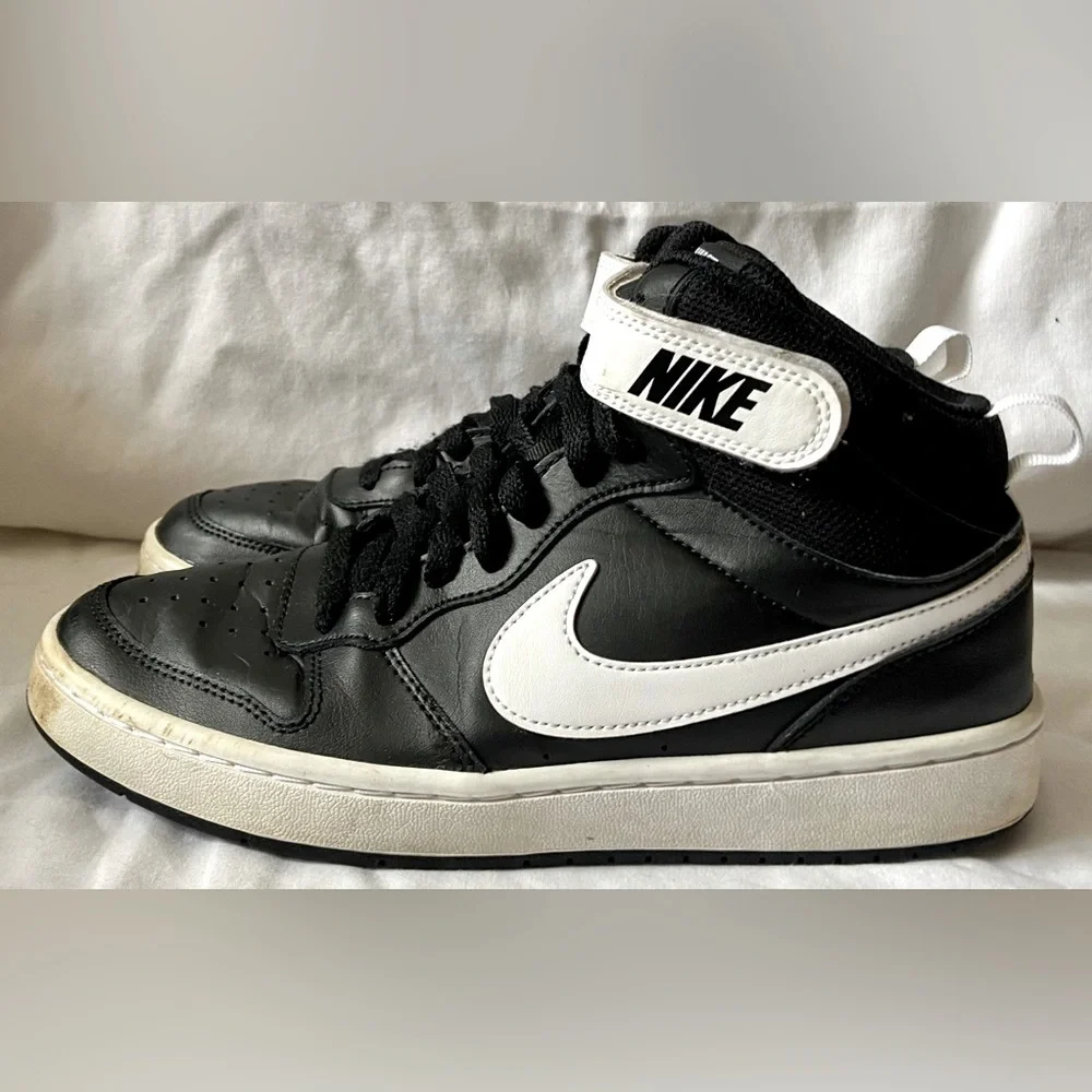 Nike Court borough Mid 2 Size 7Y. CD7782-010. EUC